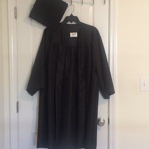 (Perfect condition) GRAD CAP & GOWN 5’0 & UNDER!!!